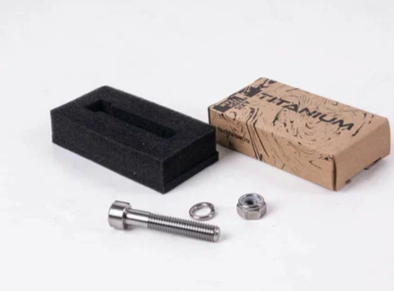 Ось М8х65 из титана  с гайкой и гровером